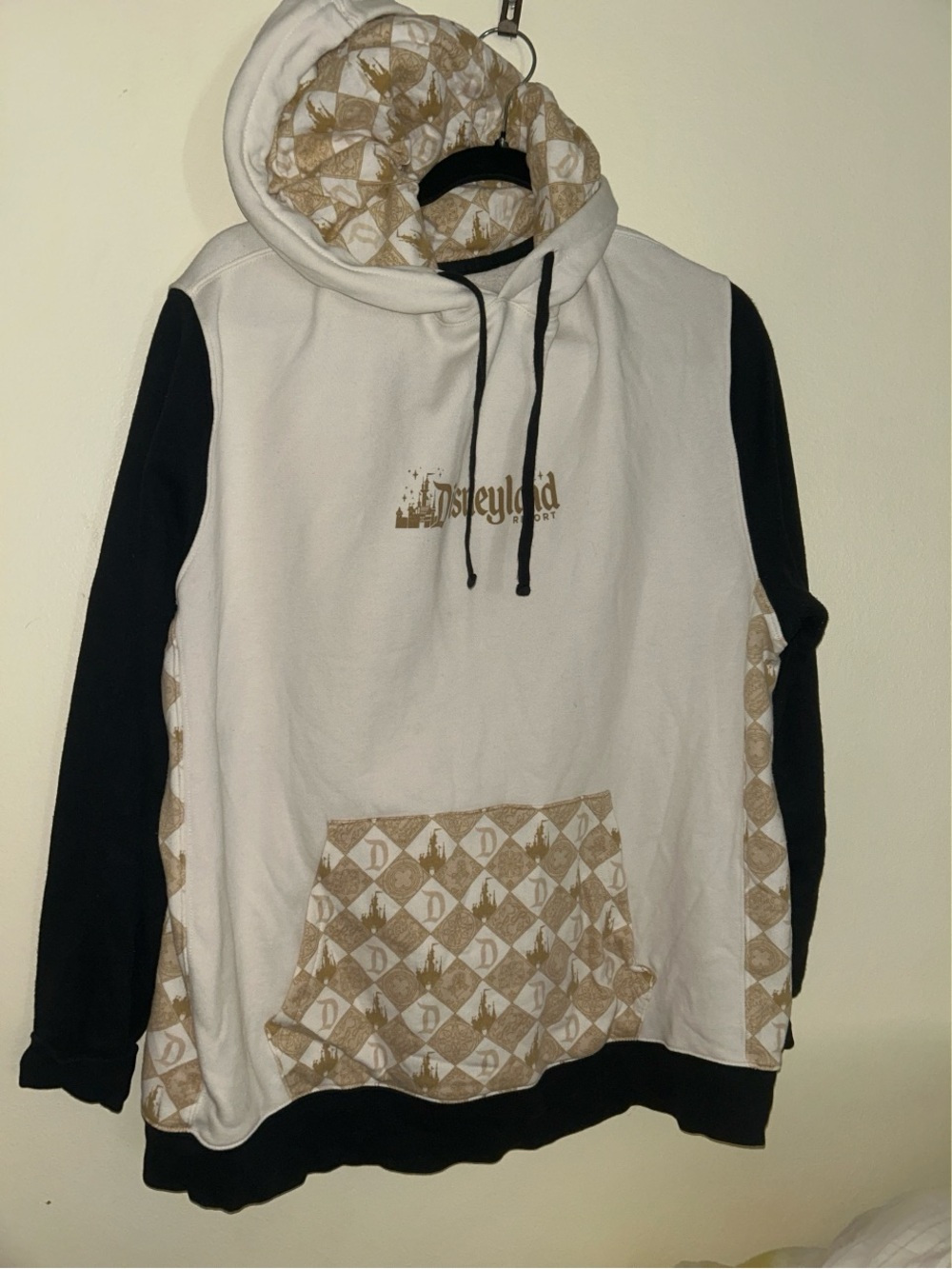 DISNEYLAND GOLD EMBLEM CASTLE SWEATER
